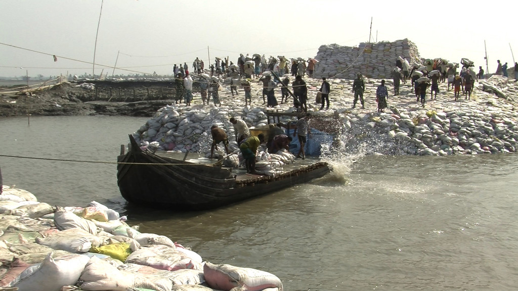 DW_boat_unloading_300