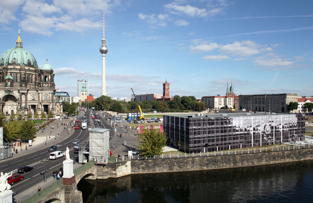 Bettina Pousttchi, Echo, 2009–2010. 970 paper posters on the facade of Temporäre Kunsthalle Berlin. 11 x 20 57 m / 36 x 66 x 187 ft. Courtesy the artist and Buchmann Galerie. 