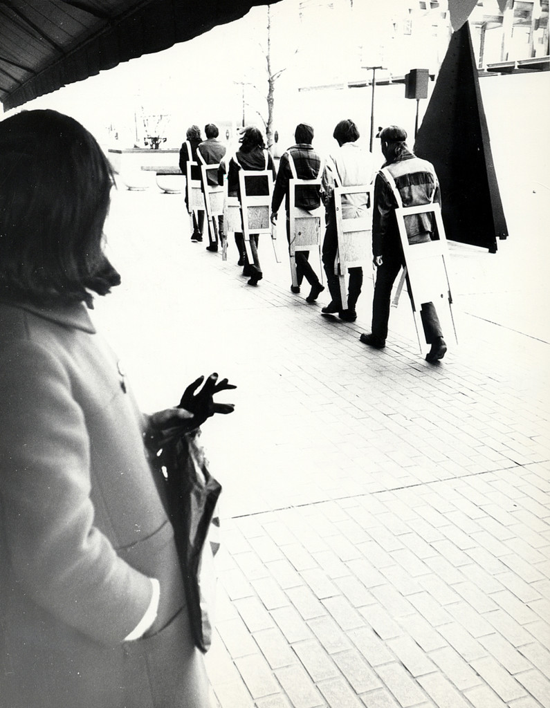 Gianni Pettena, Wearable Chairs performance, Minneapolis, Minnesota, 1971. Image courtesy of Gianni Pettena.